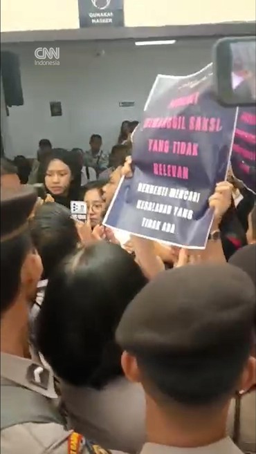 Momen Tegang di Depan Ruang Sidang Praperadilan Delpedro