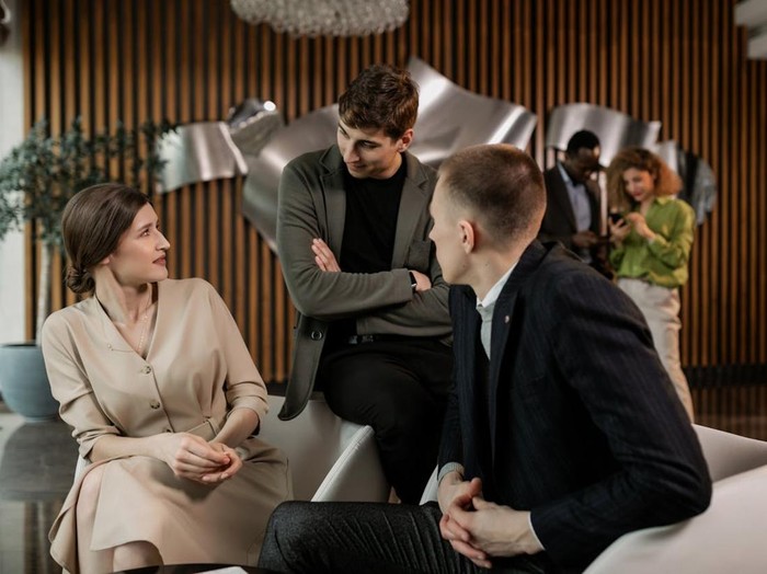 Kadang ego membuat kita sulit meminta maaf, padahal satu kata maaf bisa menyelamatkan hubungan yang berharga. Tidak mau mengakui kesalahan sering membuat suasana menjadi tegang dan penuh jarak. Dalam persahabatan, tidak ada yang selalu benar.