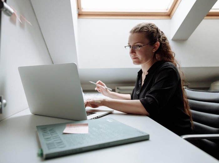 Sibuk tanpa arah sering kali membuat kita kelelahan. Jika kamu tidak membuat daftar prioritas, waktu akan habis hanya untuk hal-hal kecil yang kurang penting. Akibatnya, pekerjaan utama justru tertunda.