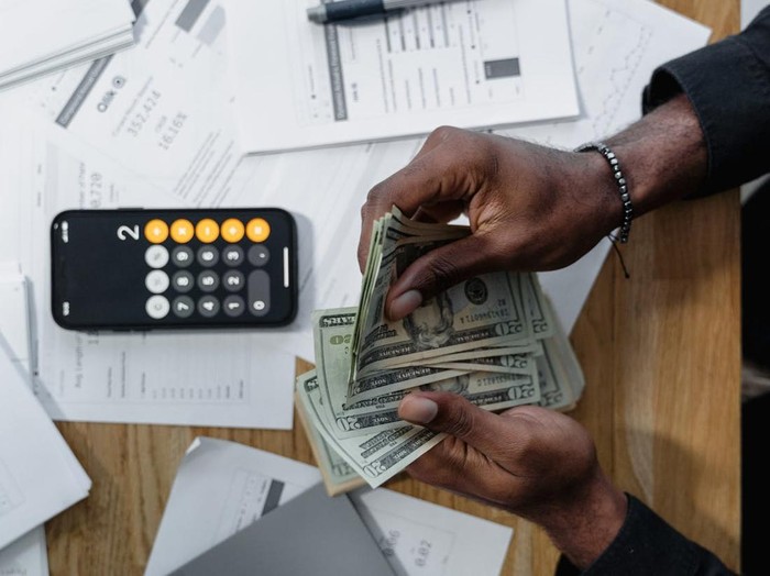 Menabung saja tidak cukup jika kamu ingin nilai uang terus berkembang. Investasi membantu melindungi tabunganmu dari inflasi dan memberi potensi keuntungan lebih besar.