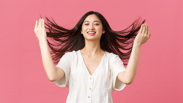 Tanpa ke Salon, Ini 6 Tips Merawat Rambut di Rumah agar Tetap Sehat dan Berkilau