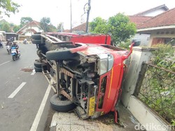 Truk Wortel Terguling di Tikungan Maut Saripohatji Ciamis Truk Wortel Terguling di Tikungan Maut Saripohatji Ciamis