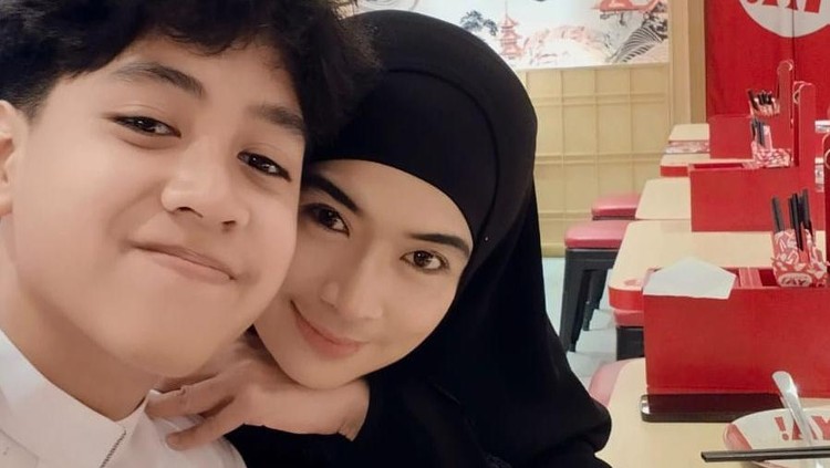 Ungkapan Hati Yulia Rachman untuk Sang Putra Semata Wayang Ungkapan Hati Yulia Rachman untuk Sang Putra Semata Wayang