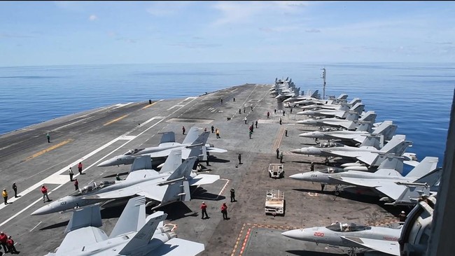 Jet Tempur-Helikopter Militer AS Jatuh di Laut China Selatan Jet tempur dan helikopter militer AS jatuh saat gelar latihan operasi rutin di Laut China Selatan pada Minggu (26/10).