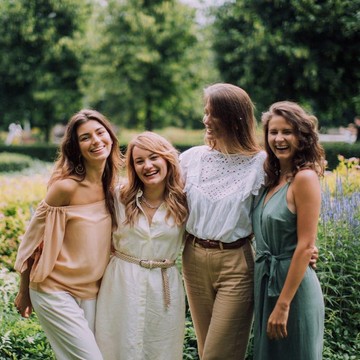 5 Zodiak yang Paling Suka Bercanda, Bikin Acara Kumpul Bareng Selalu Ramai