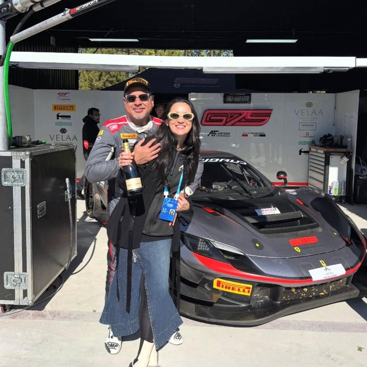 <p>Meski kini tak lagi aktif di layar kaca, Julie kerap membagikan kesehariannya lewat Instagramnya. Belum lama ini, ia terlihat menemani sang suami yang sedang mengikuti ajang balap mobil di Shanghai, Tiongkok. (Foto: Instagram @julstelle)</p>