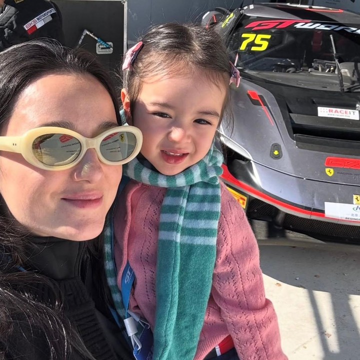 <p>Julie pun tidak datang sendirian. Ia hadir bersama sang putri, Brielle, untuk memberikan dukungan kepada sang suami. Si Kecil pun terlihat&nbsp;<em>happy</em> bisa ikut bersama sang Bunda. "Hello 🇨🇳," tulis Julie, dikutip dari laman Instagram&nbsp;<em>@julstelle</em>, Selasa (28/10/2025). (Foto: Instagram @julstelle)</p>