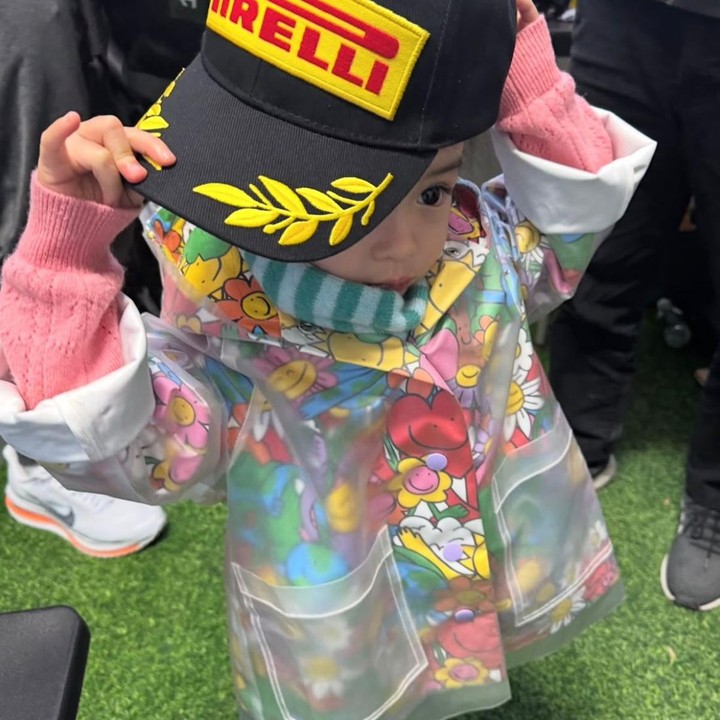 <p>Sejak kecil, Brielle selalu berhasil mencuri perhatian warganet dengan tingkah lucunya. Dalam salah satu potretnya, ia tampak menggemaskan saat memakai jas hujan dan topi milik sang Ayah. (Foto: Instagram @julstelle)</p>