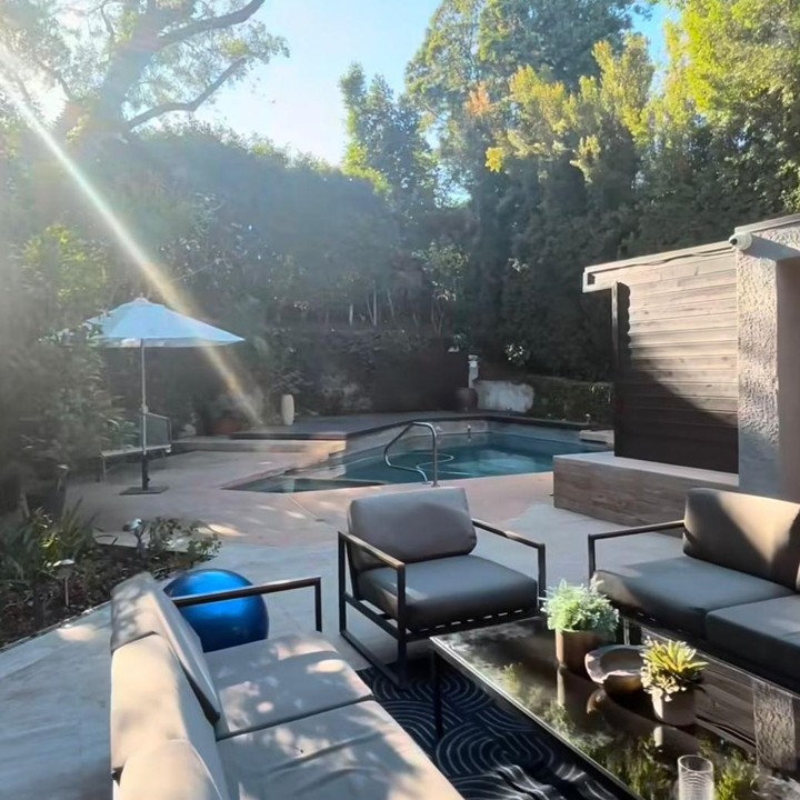 <p>Rumah milik <em>crazy rich</em> Malang ini juga dilengkapi kolam renang di bagian belakang. Meski ukurannya tak terlalu besar, kolam tersebut tetap terlihat estetik dan nyaman dipandang. (Foto: Instagram @juragan_99)</p>