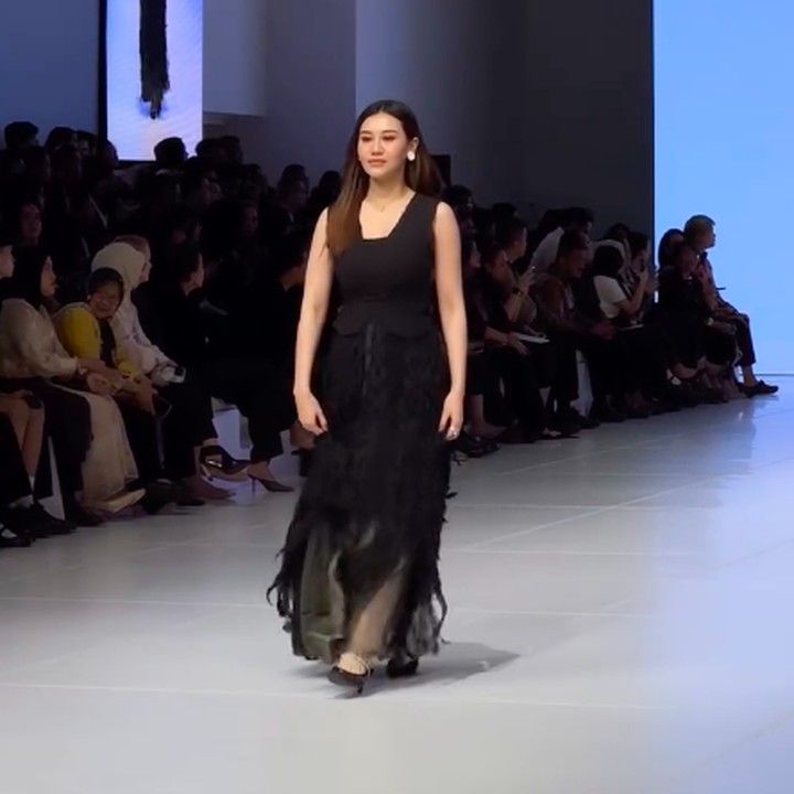 <p>Aaliyah bukan kali ini saja menunjukan penampilan memukai bak model di <em>runway</em>. Bunda satu anak ini juga pernah jalan di <em>runway</em> saat tengah hamil trimester kedua. Saat itu, Aaliyah turut memamerkan pakaian muslim <em>brand</em> lokal untuk koleksi Ramadhan. (Foto: Instagram @aaliyah.massaid)</p>