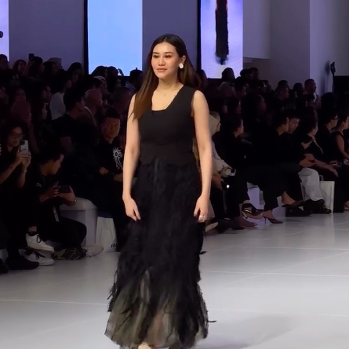 <p>Aaliyah terlihat begitu luwes berjalan di panggung <em>catwalk</em>. Penampilannya sudah kembali langsing usai empat bulan melahirkan mencuri perhatian. Tak hanya itu, paras cantik Aaliyah juga terpancar saat berada di <em>runway</em>, Bunda. "Cantiknyaaa," tulis influencer Charera Prilly dalam unggahan video Aaliyah yang sedang berjalan di <em>runway</em>. (Foto: Instagram @aaliyah.massaid)</p>