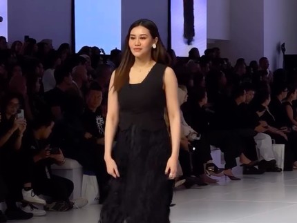 Momen Aaliyah Massaid Jalan di Runway, Dapat Support dari Suami