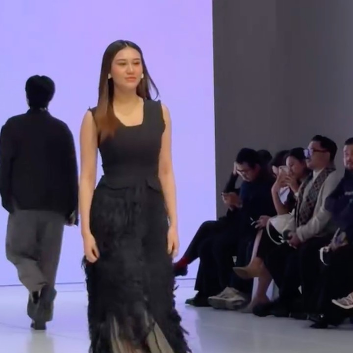 <p>Saat&nbsp;jalan di <em>runway</em>, Aaliyah mendapatkan dukungan langsung dari suaminya, Thariq Halilintar. Adik Atta Halilintar ini membagikan momen saat sang istri berjalan dengan percaya diri di panggung <em>catwalk</em>. Aaliyah sendiri tampil cantik mengenakan gaun hitam dengan rambut panjang tergerai. (Foto: Instagram @aaliyah.massaid)</p>