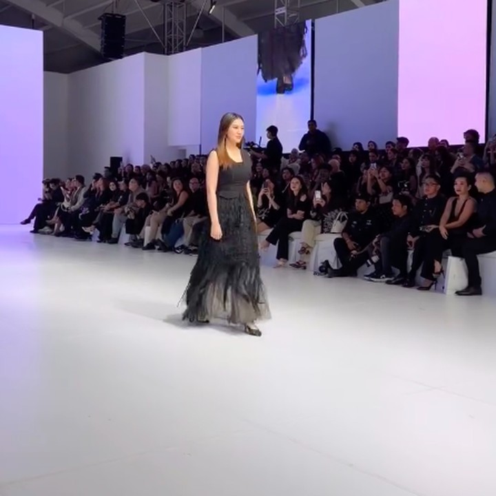 <p>Melalui unggahan di Instagram Stories, Thariq mengungkap perasaannya yang terpukau dengan penampilan istrinya saat berjalan di <em>runway</em>. "POV: suami yg terpukau melihat istri," tulis Thariq dalam <em>postingannya</em>. (Foto: Instagram @aaliyah.massaid)</p>