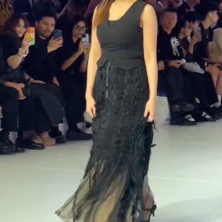 <p>Aaliyah Massaid kembali ke panggung catwalk setelah melahirkan anak pertamanya pada Juni lalu. Kali ini, Aaliyah berjalan di <em>runway</em> untuk acara pembukaan Jakarta Fashion Week 2026, Bunda. (Foto: Instagram @aaliyah.massaid)</p>