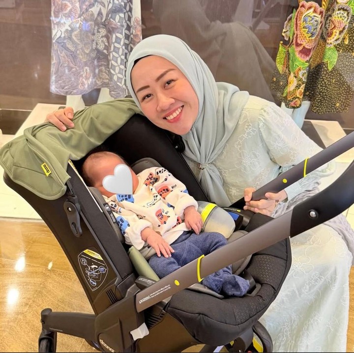 <p>Wajahnya sempat bikin penasaran publik karena selalu ditutupi, kini momen yang ditunggu-tunggu tiba, Bunda. Belum lama ini, Fanny akhirnya memperlihatkan wajah anak pertamanya lewat unggahannya di Instagram. (Foto: Instagram @fannykondoh)</p>
