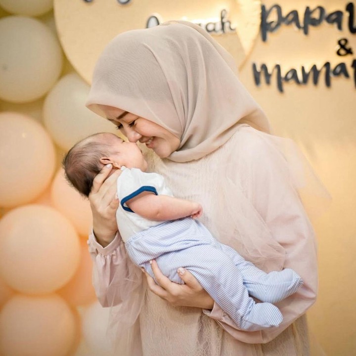 <p>Selebgram Fanny Kondoh kini tengah menikmati perannya sebagai Bunda anak satu. Sebelumnya, ia sempat menjadi sorotan publik setelah berita kehamilannya muncul pasca kepergian mendiang suaminya, Hajime Kondoh, yang merupakan Direktur Marugame Udon di Indonesia. Pada 3 Juli 2025, Fanny melahirkan anak pertamanya yang akrab disapa <em>Baby</em> Udon. (Foto: Instagram @fannykondoh)</p>