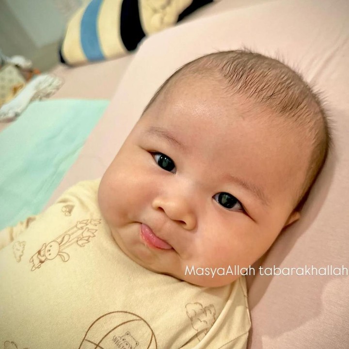 <p>Potret <em>Baby</em> Udon langsung menarik perhatian publik, Bunda. Bagaimana tidak,&nbsp;<em>Baby Udon</em> memiliki wajah yang tampan, bola mata besar, dan senyuman manisnya bikin warganet gemas melihatnya. Si Kecil ini pun sudah bisa bergaya manyun nih, Bunda. (Foto: Instagram @fannykondoh)</p>