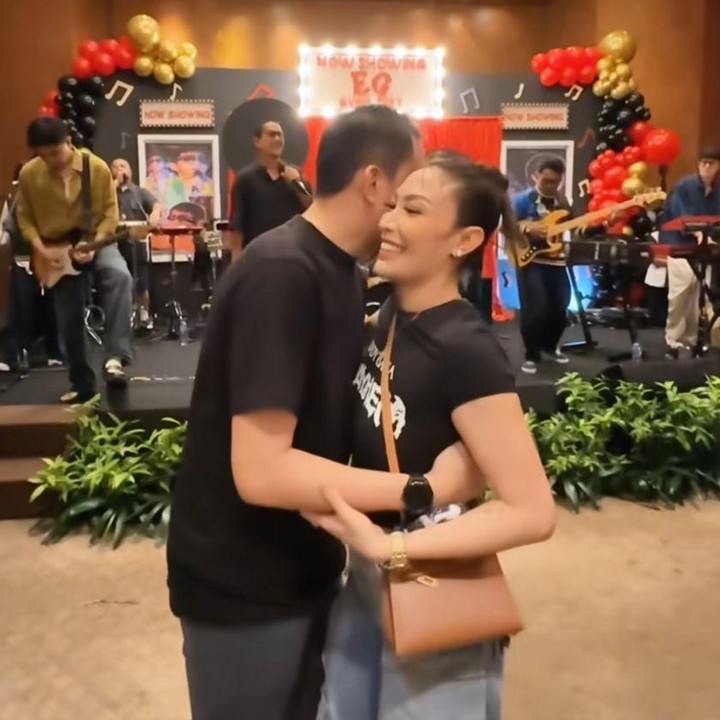 <p>Tak hanya itu, ternyata Ayu juga mengundang Maliq &amp; D&rsquo;essentials yang&nbsp;menjadi salah satu band favorit sang suami. Regi pun&nbsp;terlihat&nbsp;tak bisa menyembunyikan perasaan bahagianya dan terus memeluk sang istri.&nbsp;(Foto: Instagram@mrsayudewi)</p>