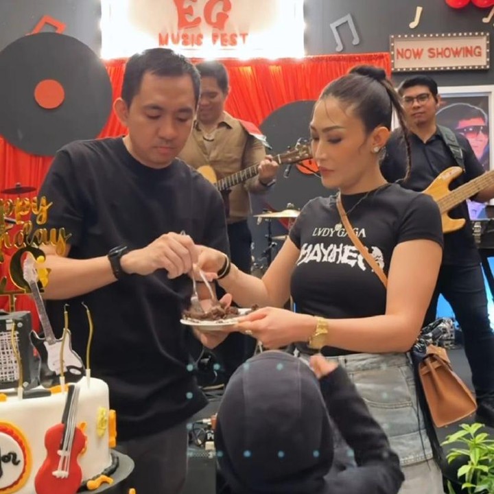 <p>Ayu Dewi dikenal sebagai salah satu artis sekaligus pembawa acara yang selalu menunjukkan totalitasnya di berbagai momen. Bukan hanya soal pekerjaan, melainkan juga untuk membahagiakan keluarganya. Belum lama ini, Ayu memberikan kejutan luar biasa ulang tahun untuk sang suami, Regi Datau. (Foto: Instagram@mrsayudewi)</p>