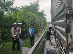 Truk Terbakar di Tol Cawang Jakarta, Diduga Akibat Panas dari Pengereman Truk Terbakar di Tol Cawang Jakarta, Diduga Akibat Panas dari Pengereman