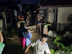 Ratusan Warga Cisolok Mengungsi Akibat Banjir Bandang Sukabumi Ratusan Warga Cisolok Mengungsi Akibat Banjir Bandang Sukabumi