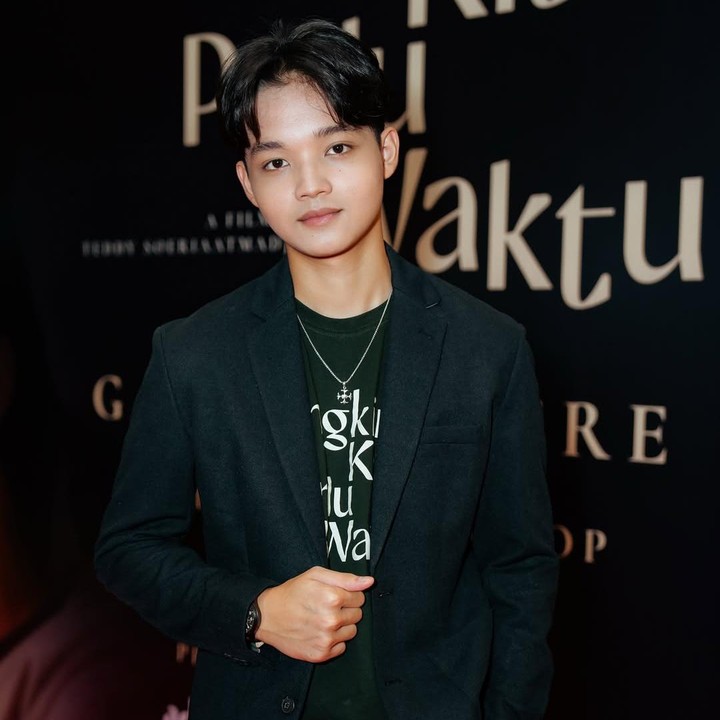 <p>Bima Azriel juga lahir di Hari Sumpah Pemuda. Kini, sang aktor telah menginjak usia 18 tahun. Ia mengawali karier di dunia hiburan Indonesia lewat perannya sebagai Buto Kala dalam serial <em>Tutur Tinular</em> pada 2011. Berkat ketekunannya dalam dunia akting, Bima pernah masuk nominasi untuk tiga Piala Citra di Festival Film Indonesia (FFI) dalam kategori Pemeran Anak Terbaik.&nbsp;(Foto: Instagram @bima.azriel)</p>