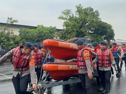 Brimob Polda Metro Apel Siaga dan Patroli SAR Hadapi Banjir Brimob Polda Metro Apel Siaga dan Patroli SAR Hadapi Banjir