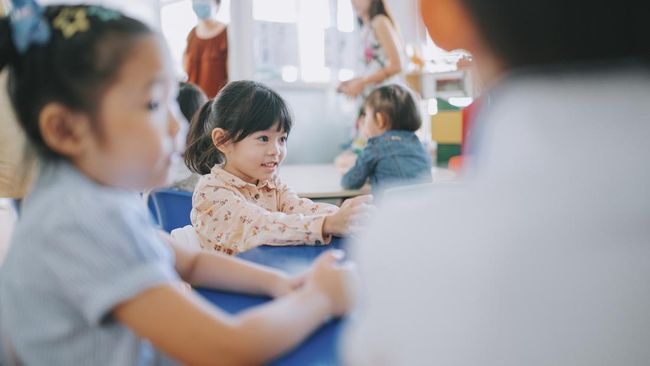 Bimbang Menitipkan Si Kecil ke Daycare? Ketahui 3 Manfaatnya untuk Perkembangan Anak