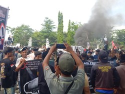 Demo Pilkades di Sampang Ricuh, Polisi Tembak 8 Kali Gas Air Mata Demo Pilkades di Sampang Ricuh, Polisi Tembak 8 Kali Gas Air Mata