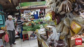 Pemerintah Provinsi DKI Jakarta memastikan seluruh pasar tradisional di Ibu Kota akan beralih ke sistem pembayaran digital menggunakan QRIS mulai tahun depan. Langkah ini menjadi bagian dari upaya mendorong transaksi nontunai dan memperkuat keamanan