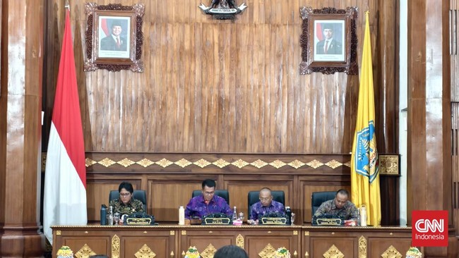 DPRD Sepakat Sopir Taksi Online Wajib Ber-KTP Bali dan Pelat Nomor DK DPRD Bali setujui raperda yang mengatur untuk sopir taksi online wajib KTP Bali dan pelat DK. Raperda itu akan disetor ke pemerintah pusat untuk disetujui.