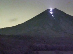 Semeru Kembali Erupsi Luncurkan Lava Pijar Sejauh 2 Km Semeru Kembali Erupsi Luncurkan Lava Pijar Sejauh 2 Km