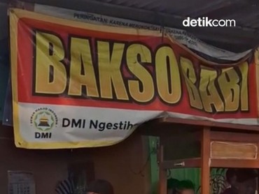 img-title Ogah Pasang Tulisan Non-halal gegara Sepi Pembeli, Penjual Bakso Babi Dihujat