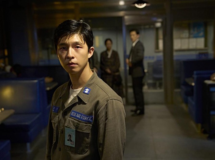 Dalam memerankan karakter Seo Go Myeong, Hong Kyung menambah berat badannya hingga tujuh kilogram. Ia bahkan mengikuti kursus bahasa sebelum memulai syuting demi kesempurnaan dalam mengucapkan dialog bahasa asing.