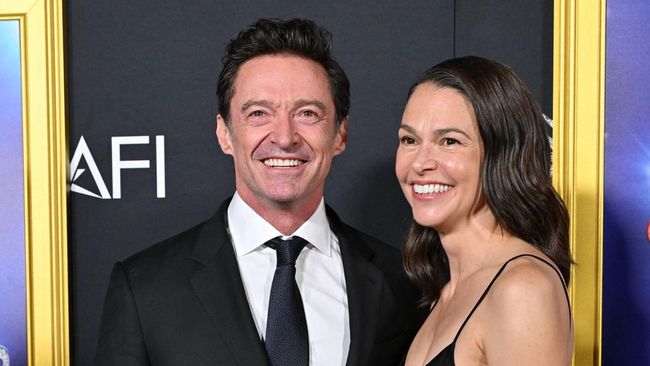 Hugh Jackman Debut Gandeng Pacar Baru di Red Carpet Hugh Jackman akhirnya debut menggandeng kekasihnya, Sutton Foster, di depan publik dalam acara red carpet AFI Fest 2025.
