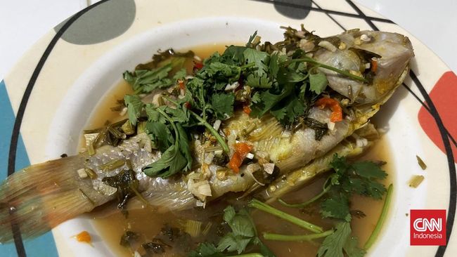 Ikan kukus ala Thailand ini bisa dibuat dengan bahan lokal seperti nila, jahe, dan kecap asin, rasanya tetap segar dan gurih.