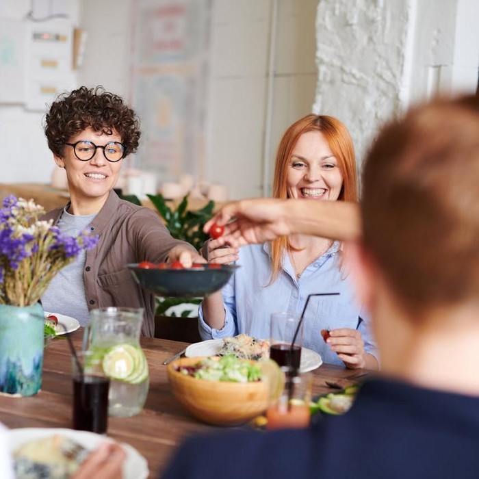 Orang-orang sukses atau yang dewasa secara emosional tidak mengungkapkan masalah keluarga mereka di depan orang lain. Hal tersebut karena mereka telah belajar bahwa berbagai masalah keluarga sering kali lebih banyak menimbulkan rasa sakit dibanding penyelesaian.