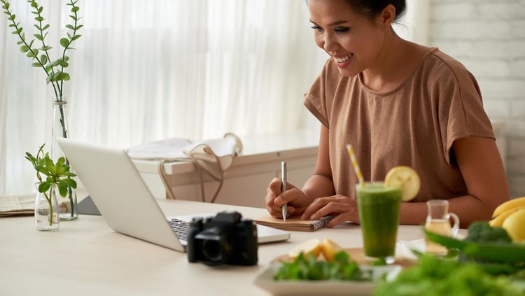 Ilustrasi diet Pretty Vietnamese food blogger writing ideas for the next video