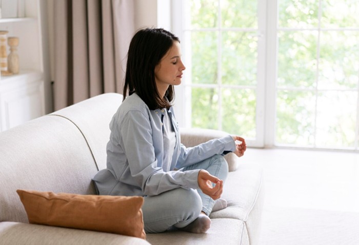 Penelitian menunjukkan, yoga secara umum dapat memberikan manfaat positif pada sistem respons stres tubuh dan pose yoga seperti ini dapat membimbing tubuh kembali dalam keadaan relaksasi.