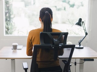 Kenapa Kursi Kantor dengan 3D Armrest Lebih Direkomendasikan untuk WFH Seharian?
