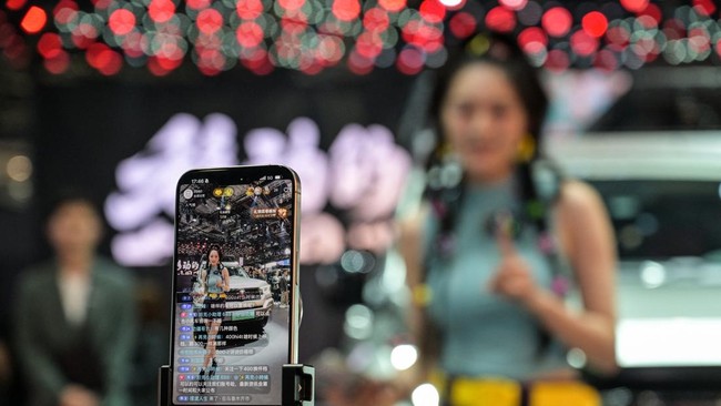 China Wajibkan Influencer Punya Ijazah-Sertifikat Buat Bikin Konten China menerapkan UU baru yang mewajibkan konten kreator daring dan influencer memiliki sertifikasi hingga ijazah di bidang terkait konten mereka.