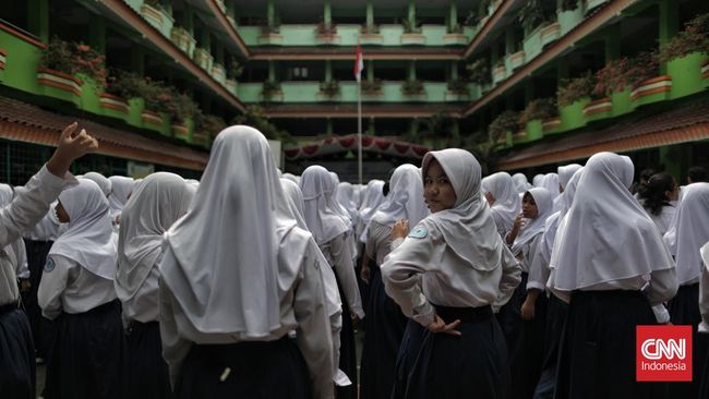 Wali kelas akan memberikan catatan dalam buku rapor siswa bersamaan dengan laporan nilai akhir semester. Berikut contoh catatan wali kelas yang menyentuh hati.