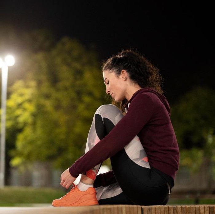 Jalan kaki setelah makan dapat membantu memperlancar pencernaan dan mencegah penumpukan lemak dari makanan yang baru dikonsumsi. Aktivitas ringan ini juga membantu tubuh membakar kalori lebih efisien, menjadikannya waktu yang tepat untuk mendukung penurunan berat badan.