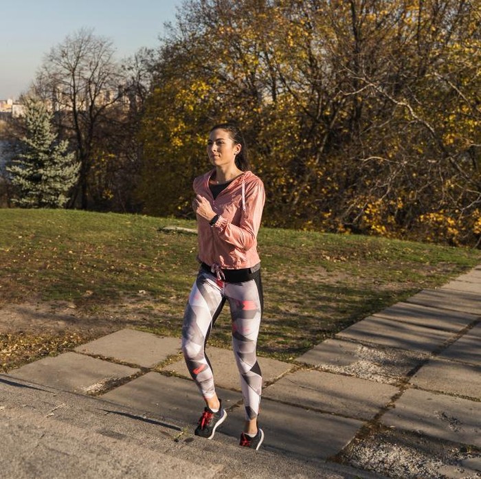 Jalan kaki di sore hari menjadi waktu yang tepat untuk membakar kalori setelah seharian beraktivitas. Udara yang mulai sejuk dan tubuh yang sudah hangat membantu proses pembakaran lemak berjalan lebih optimal.