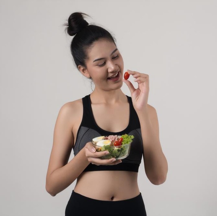 Jalan kaki setelah makan dapat membantu memperlancar pencernaan dan mencegah penumpukan lemak dari makanan yang baru dikonsumsi. Aktivitas ringan ini juga membantu tubuh membakar kalori lebih efisien, menjadikannya waktu yang tepat untuk mendukung penurunan berat badan.