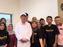 Jokowi Cicip Ayam Goreng Mbak Tien, Resto di Solo Milik sang Besan Jokowi Cicip Ayam Goreng Mbak Tien, Resto di Solo Milik sang Besan
