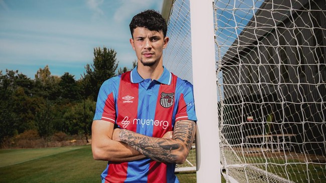 Thailand Berhasil Naturalisasi Mantan Striker Chelsea Tim nasional Thailand akan diperkuat mantan striker Chelsea, Jude Soonsup-Bell, lewat jalur naturalisasi pada kalender internasional November 2025.