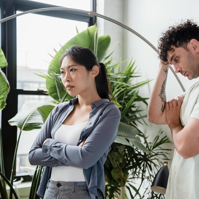 Tidak semua hubungan rumah tangga hancur karena perselisihan terbuka. Kadang, kebiasaan buruk dalam pernikahan yang dianggap sepele justru membawa dampak paling besar. Saat komunikasi terputus, kedekatan emosional pun perlahan memudar.