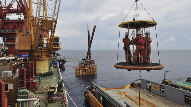 Hilirisasi ESDM Setahun Perkuat SDM, Buka 276 Ribu Lapangan Kerja Kementerian ESDM catat pencapaian signifikan dalam hilirisasi, ciptakan 276 ribu lapangan kerja baru dan tingkatkan PNBP hingga Rp183,3 triliun.